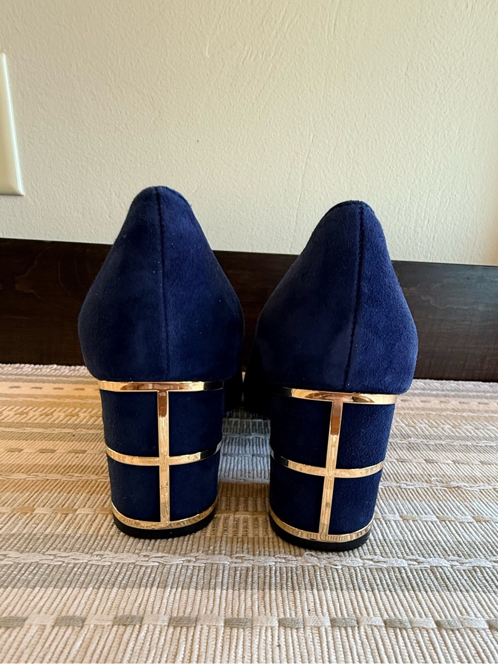🔥NIB🔥GORGEOUS‼️ Steve Madden Buena Navy Suede Block Heel Pumps w/Gold Trim- 7.5M - Picture 4 of 11